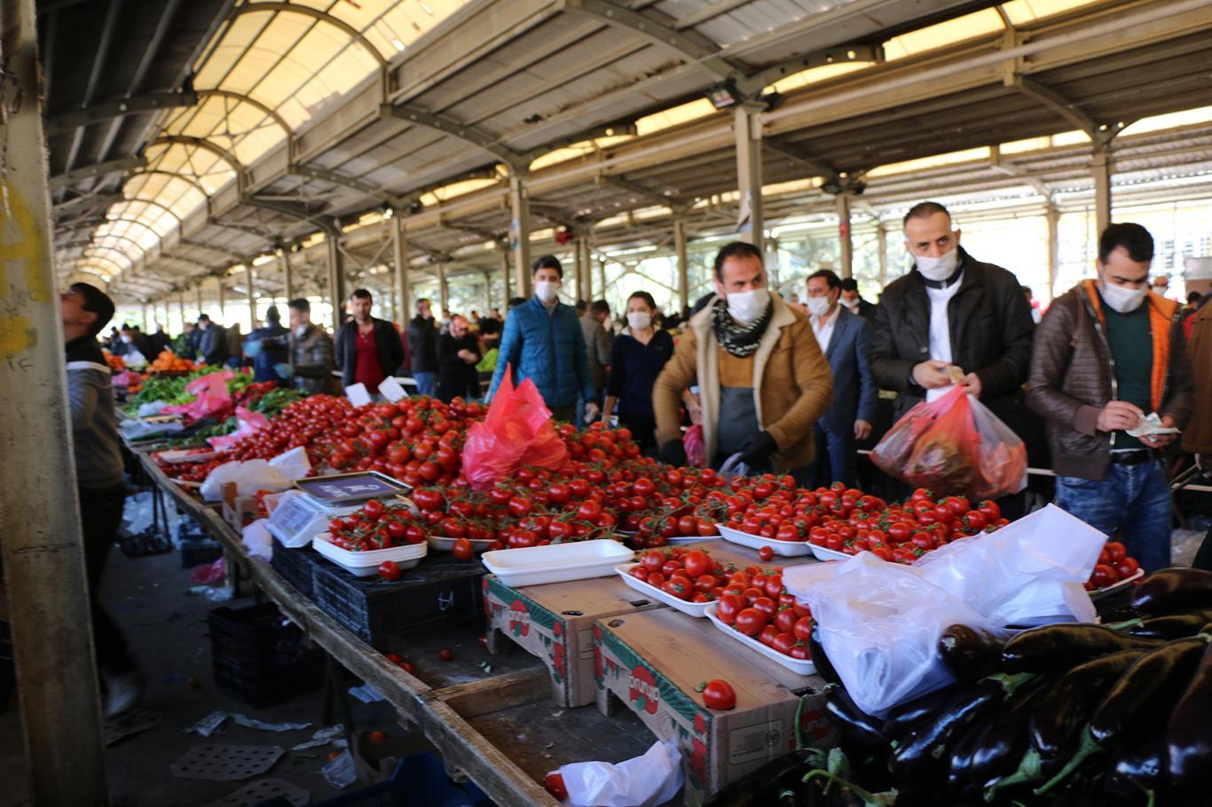 Şanlıurfa’da semt pazarlarına maske takmayanlar alınmadı